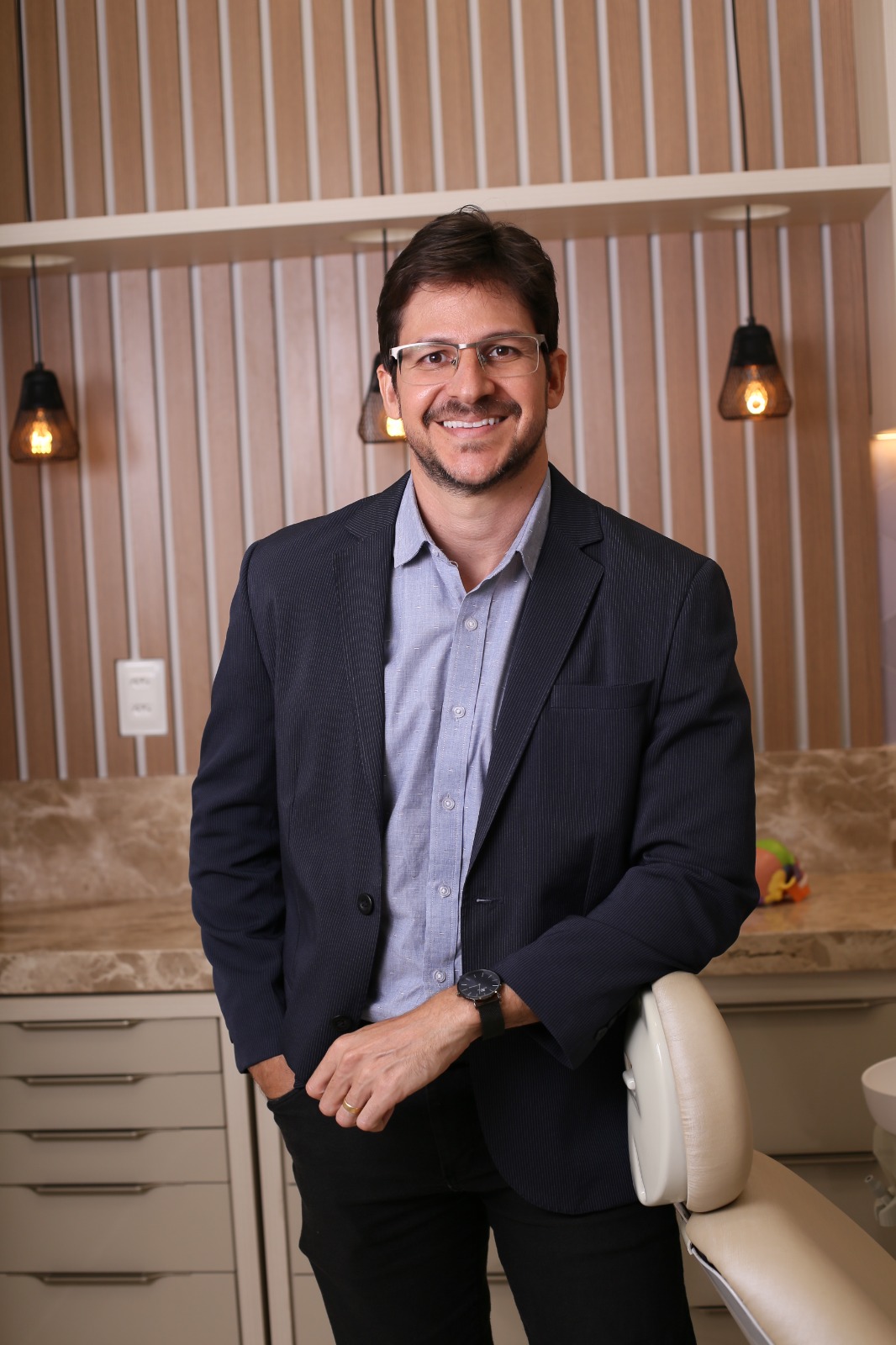 Dr. Rodrigo Lopes Nery, cirurgião-dentista, na clínica em Jaguaquara – BA